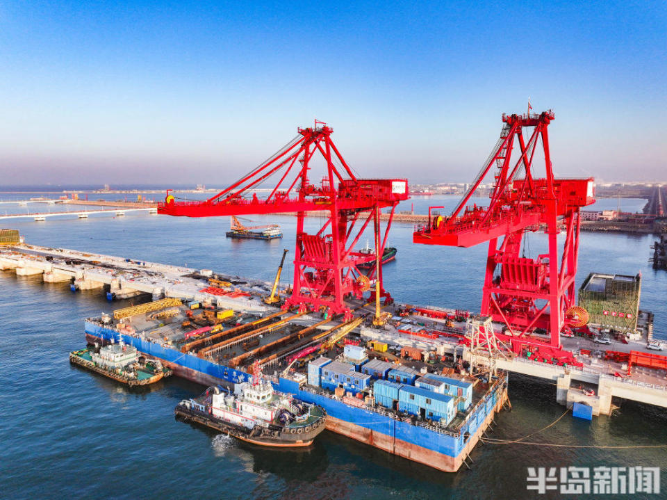 2臺卸船機成功上岸，青島港第二座40萬噸級礦石碼頭預計今年下半年投用